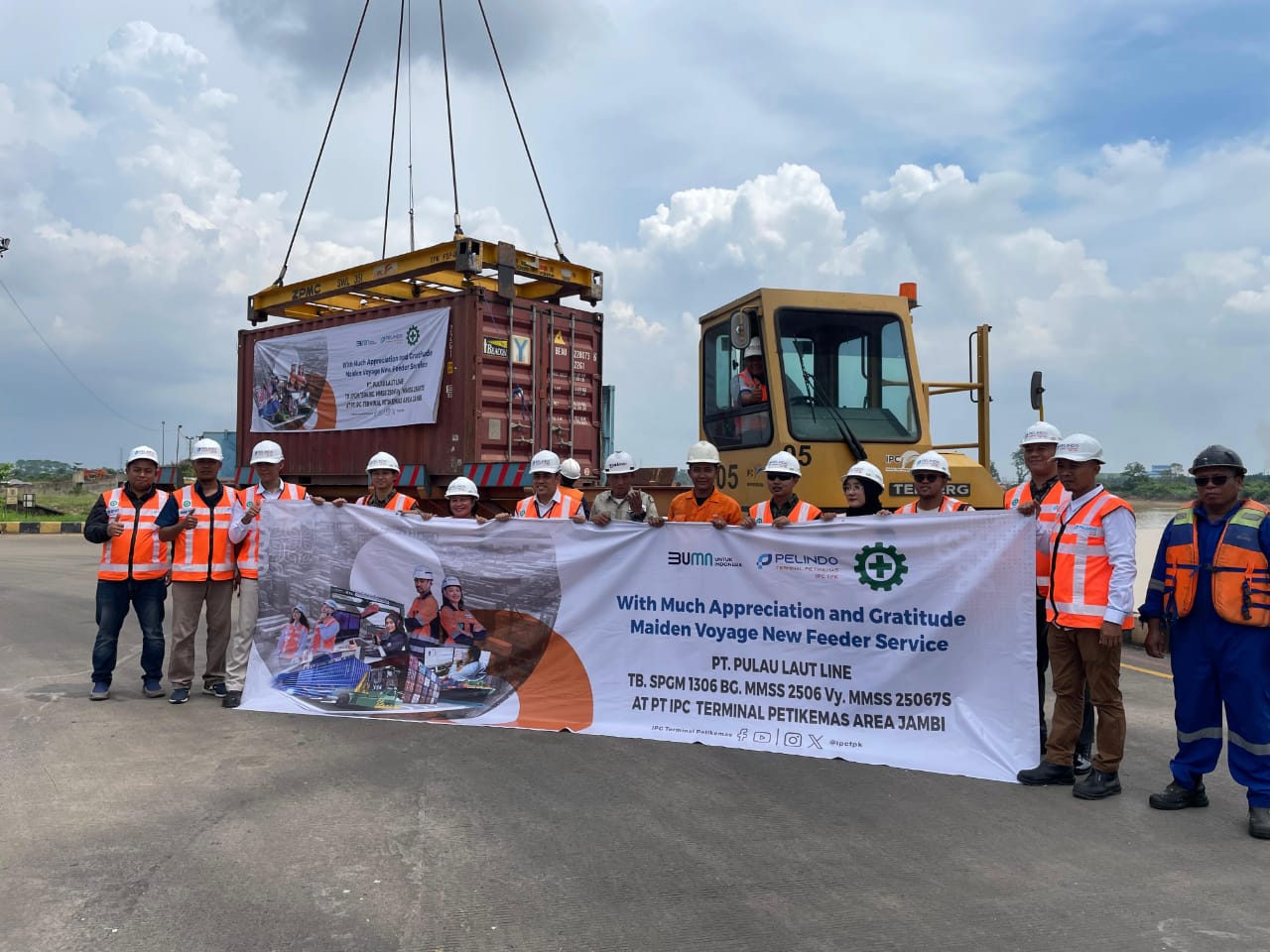 Untuk pertama kalinya komoditas asal Jambi dapat di ekspor melalui transhipment di Jakarta dengan kapal feeder dari agen pelayaran PT Pulau Laut Lines
